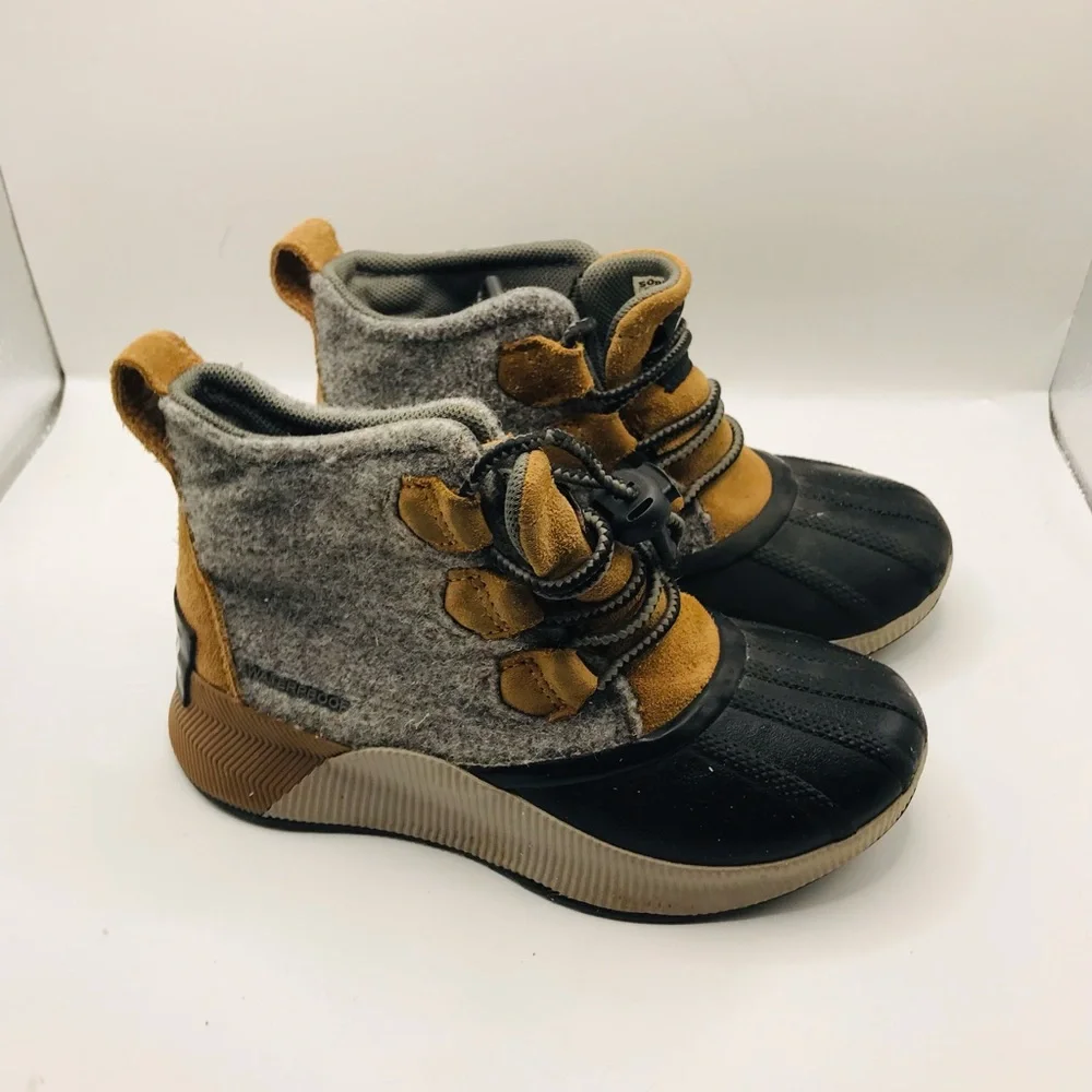 Kids Grey and Tan Waterproof Winter Boots - Brand Unspecified‎